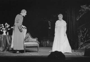 Szenenbilder aus "Um Lucretia" von J. Giraudoux. it K. Braun u. a. Schloßpark-Theater Berlin, Erstaufführung 21.04.1955