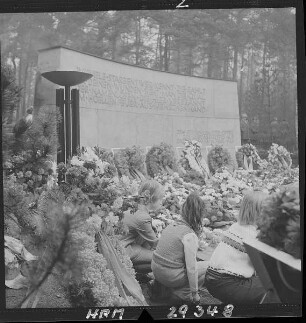Kranzniederlegung an der Gedenkstätte für die Opfer des anglo-amerikanischen Luftangriffes auf Dresden am 13.-14. Februar 1945