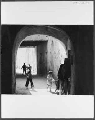 Straßenszene in Touggourt : In einer Gasse spielende Kinder in der algerischen Stadt Touggourt