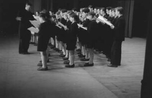 Aufnahmen eines Chorauftritts der "Petits Chanteurs á la Croix de Bois" und Leitung von Abbé Fernand Maillet in Berlin