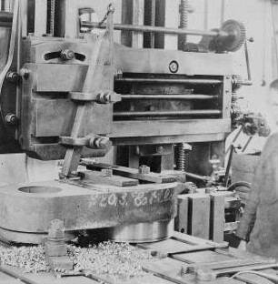 Hobeln einer Dampfmaschinenkurbel (Stahlhalter) : Technikgeschichte | Technologie | Maschinenbau und Eisengiesserei | Dampfmaschinenbau | Cottbusser Maschinenbau-Anstalt und Eisengießerei AG