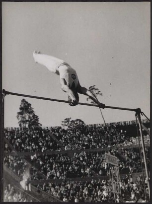 Ein juoslawischer Athlet am Reck bei den lympischen Spielen 1936 in Berlin