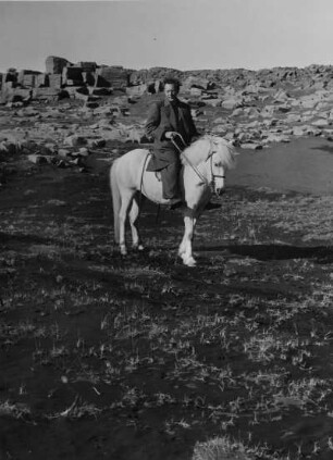 Alfred Ehrhardt auf einem Islandpony, Island