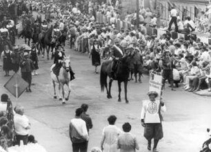 Bild 6.8.: Schützenfest in Freiberg : Historischer Festumzug mit Aufmarsch der Berg- und Hüttenparade - 800 Jahre Freiberg, 6. Juli 1986. Bild: Schützenfest in Freiberg