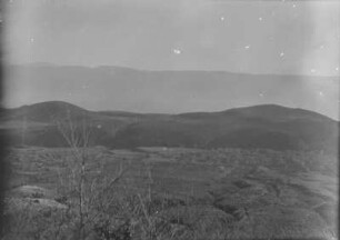 Am Grabenbruch : Blick über eine Ebene Landschaft mit einem Grabenbruch im Hintergrund