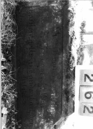 Grabstein 262 (Index: 100115952) Material: Sandstein Zustand: nur noch Sockel vorhanden, verwittert mit Textverlust Beschreibung: Sockel, Fragment Besonderheit: kulturhistorisch wertvoll / hist.-wiss. Gründe (Gemeindestellung): Grabstein 262A