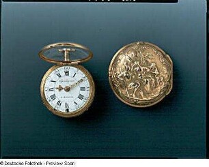 Repetier-Taschenuhr und Übergehäuse mit antiker Szene : Repetier-Taschenuhr und Übergehäuse mit antiker Szene. Gold, durchbrochen und graviert, Silber, Email; D. 4 cm (um 1760; C. H. Graupner). Dresden: Mathematisch-Physikalischer Salon D IVa 136