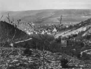 Panoramablick : Panoramablick über eine weite hügelige Landschaft. Links im Hintergrund ein Dorf und landwirtschaftliche Nutzflächen
