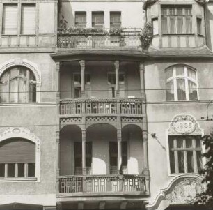 Wohnhaus mit Läden