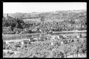 Blick auf Teil von Kreuzwertheim, Mainufer und Stadtgebiet mit altem Kranen und Fähre, Burg und Mittlere Flur zum Wartberg