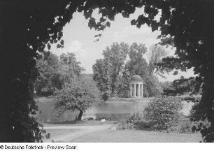 Blick in einen Teil der Parkanlage mit einem Pavillon