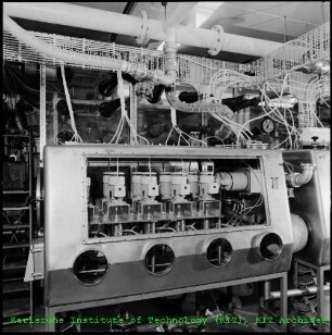 Glovebox mit Mixer-Settler am Institut für Heiße Chemie (HCH)