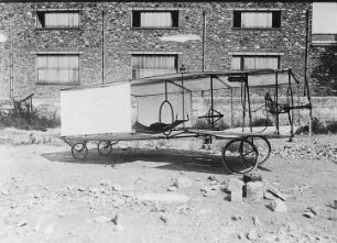 Doppeldecker, vor dem Schuppen : Technikgeschichte | Fliegende Menschen | Flugzeuge | Flugplatzbetrieb und Flugzeugbau