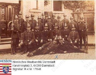 Militär, Uniformen / Großherzoglich Hessisches Infanterie-Ersatz-Regiment Nr. 115 in Darmstadt / Gruppenaufnahme, 2. Reihe 4. v. l.: Karl Jockel (1876-1956), zuletzt Unteroffizier