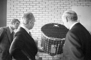 Freiburg: Eröffnung des Instituts für Physikalische Weltraumforschung Freiburg, Aeros-Satellit mit Regierungspräsident [Hermann] Person