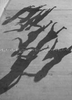 Schatten von springenden Menschen (Prämiertes Foto, Imaging-Special)