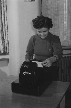 Ausstellung: Technik im Wandel, Frau beim Vorführen eines Lochkartenstanzers