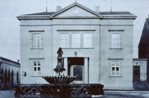 Rathaus, im Vordergrund Gänseliesel-Brunnen