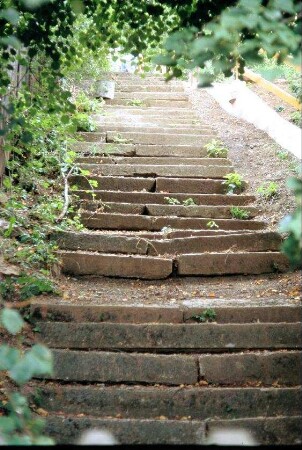 steiler Weg mit vielen Treppenstufen
