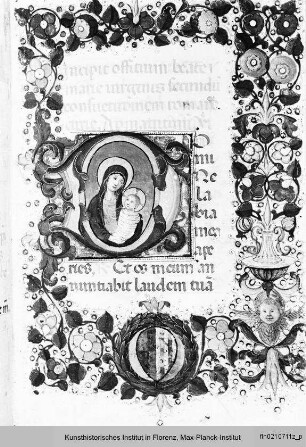 Officium Beatae Mariae Virginis : Buchseite mit Randbordüre, eingeschlossenem Wappen, Text und historisierter Initiale D: Maria mit Kind