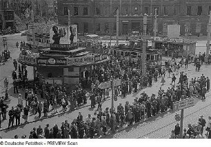 Dresden. Straßenbahnhaltestellen am Postplatz mit Wartehalle gegen Ruine des Hauptpostamtes