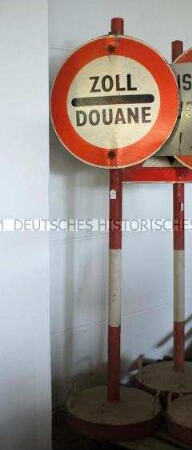 Hinweisschild Zoll / Douane einer Grenzübergangsstelle