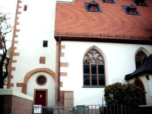 Ansicht von Süden im Südwesten mit Kirchturm (vermauerter Bogen) und Langhaus im Ansatz (jeweils romanisch gegründet - spätgotisch überarbeitet)-l20112011