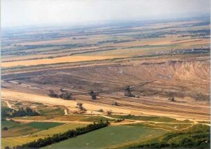 Mitteldeutsches Braunkohlerevier. Tagebau Zwenkau, Abraumförderbrücke am Tagebaurand. Luftbild-Schrägaufnahme