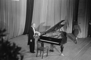 Festveranstaltung zur Eröffnung des Monats der deutsch-polnischen Freundschaft in der Komischen Oper Berlin : Auftritt eines Pianisten