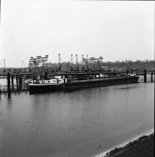 Mineralölumschlag der Esso-Raffinerie im Karlsruher Ölhafen.