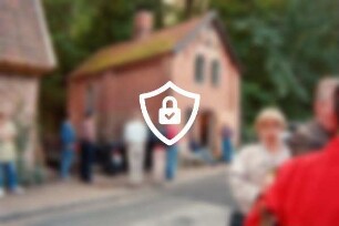 Nütschau: Schloßstraße 44: gegenüber von ehemaliger Kornwassermühle: Tag der Offenen Tür: Backhaus: links Pferdestall [angeschnitten]: davor Besucher: 12. September 1993