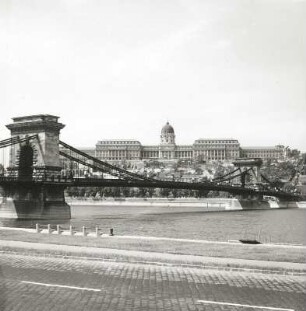 Budapest. Kettenbrücke (Széchenyi Lánchíd) und Burgpalast