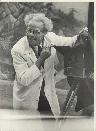 Fotograf bei der Arbeit mit einer Plattenkamera