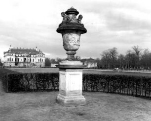Dresden-Altstadt. Großer Garten (1683, J. F. Karcher; 1873-1895, K. F. Bouché). Hauptallee mit südöstlicher Vase (um 1750). Blick über den Palaisteich zum Palais (1678-1683, J. G. Starcke)