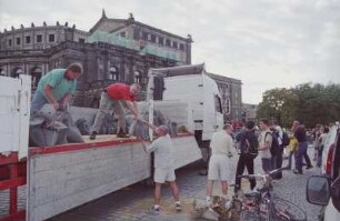 Dresden. Elbe-Hochwasser August 2002. Fluthelfer auf dem Theaterplatz