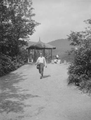 Pavillon in Noboribetsu, wahrscheinlich an einem Aussichtspunkt ins Gebirge : Zugangsweg mit einem Europäer