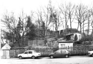 Freiberg, Am Maßschacht. Kleingartenanlage mit Einfriedung. Blick gegen Mulde am Maßschacht
