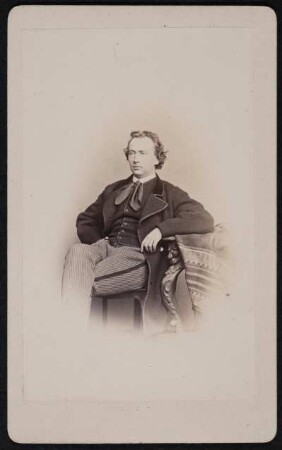 Porträt Karl Jakob Wilhelm Ferdinand Koberstein (1836-1899; Schauspieler, Dramatiker). Albuminabzug auf Karton (Carte-de-visite mit Atelieraufdruck verso)