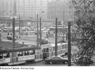 Dresden-Altstadt. Postplatz. Blick über die Straßenbahnhaltestelle nach Südosten zur Marienstraße