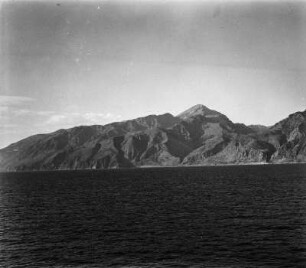 Küste nahe Kap Lithino : Nahe Kap Lithino an der Südküste von Kreta vom Wasser aus aufgenommen.