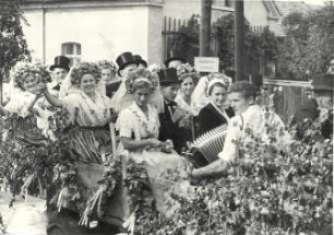 Hahnrupfen in Neuendorf : Ort: Nowa wjas / Neuendorf. Hahnrupfen, Festumzug durch das Dorf