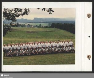 Vor dem Bergsingen am Kleinhennersdorfer Stein ein Fototermin für alle Sänger