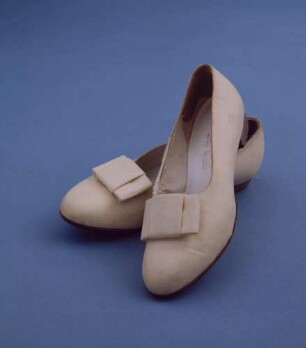 weiße Slipper mit Schleife zum Show-Frack (Archivtitel)