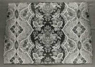 Lampas (Damast) : Lampas (Damast). Broschiert, Seide, Goldfaden; 49 x 69 cm (um 1715/1725). Dresden: Kunstgewerbemuseum 28478