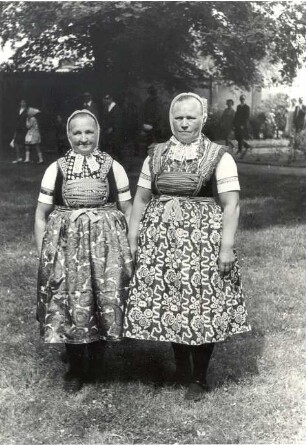 Tracht aus Trebendorf : Kleidung - Schleifer Tracht. Ort: Trjebin / Trebendorf. Frauen in Schleifer Tracht als Gäste auf dem II. Festival der sorbischen Kultur 1968 in Bautzen