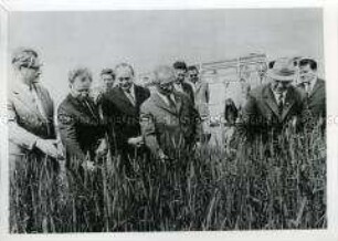 Erich Honecker besucht die Landwirtschaftliche Kooperation Dedelow
