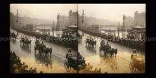 Publikum und Kutschen am Franz-Josefs-Kai, Schwedenbrücke und Marienbrücke im Hintergrund, Wien