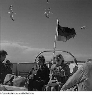 Fähre Stralsund - Hiddensee, Fahrt nach Hiddensee, Frauen und ein Mann auf dem Deck einer Fähre