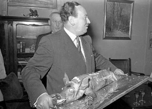 Neujahrsgaben der Karlsruher Handwerkerschaft für Oberbürgermeister Günther Klotz.