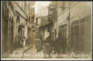 Blick in eine Gasse im Sperrbezirk unterhalb des Galata-Turmes, Stadtteil Galata, Istanbul, links auf dem Gehweg wartende Sexarbeiterinnen, in der Gasse Passanten